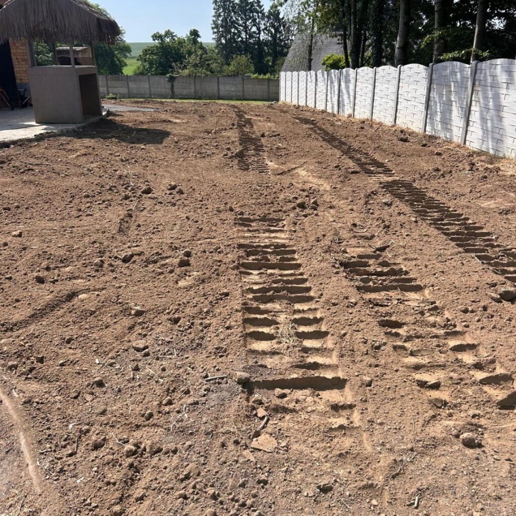 Décapage de terre végétale avant construction à Valenciennes