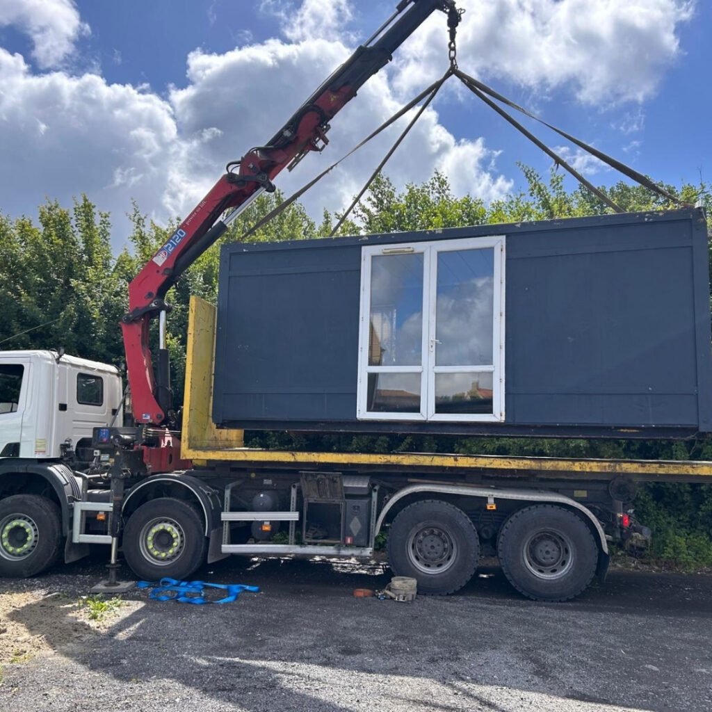 Dépose de benne par camion ampliroll à Valenciennes